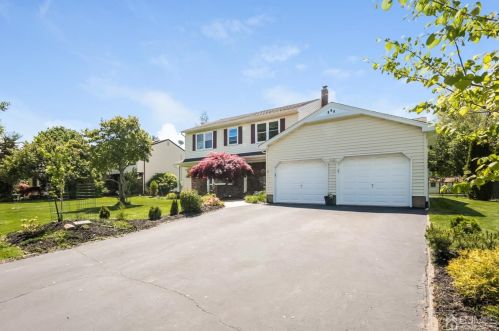 3 Acorn Dr, Edison, NJ 08820-2829