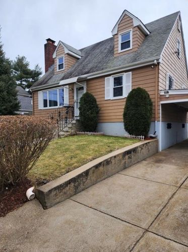 10 Caxton St, Providence, RI 02904-1008