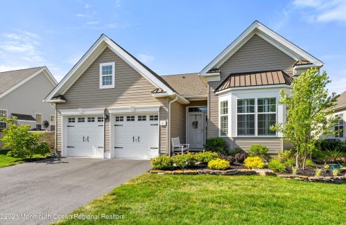 4 Holbrooke Dr, Lacey, NJ 08731-1064