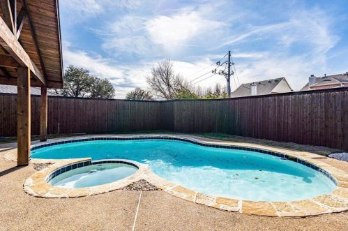 3817 Westminster Dr, Carrollton TX 75007-2465 exterior