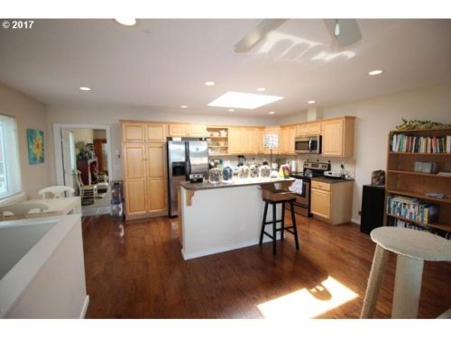 232 27th St, Newport, OR 97365-5247