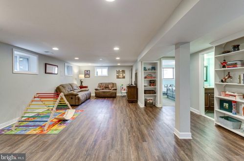 909 Roswell Dr, Silver Spring MD 20901-2128 exterior