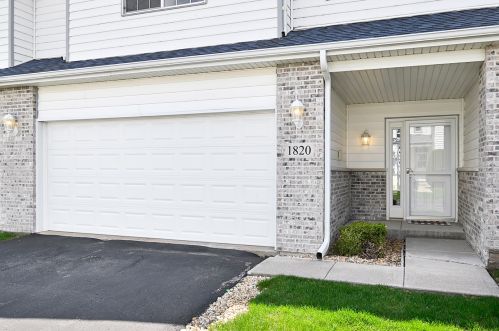 1820 Waters Edge Dr, Minooka, IL 60447-8265