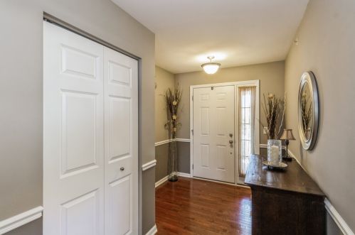27 Tall Grass Ct, Streamwood, IL 60107-1277