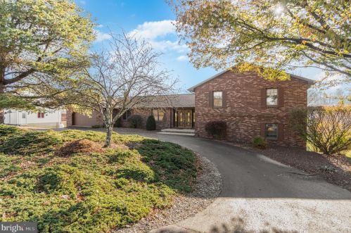 704 Pinewood Cir, Primrose, PA 17901-9552