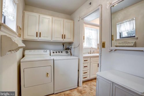 54 Valleybrook Dr, Lancaster PA  17601-4612 exterior