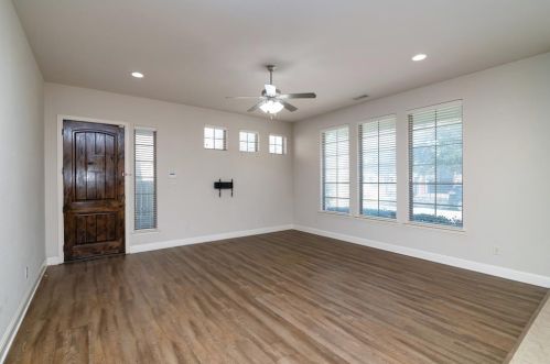 10537 Chaucer Hill Ln, Irving TX  75063-5442 exterior