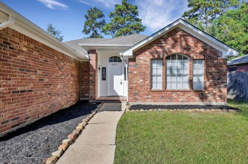 235 Hartford Dr, Conroe TX  77303-1803 exterior