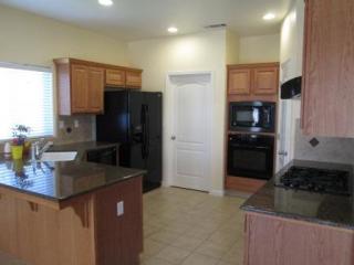 1076 Avalon Dr, Lemoore CA  93245-9154 exterior