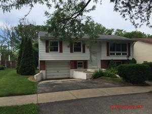 1088 Valley Stream Dr, Wheeling, IL 60090-3951