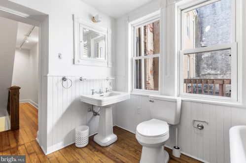 904 10th St, Philadelphia PA 19147-3744 exterior