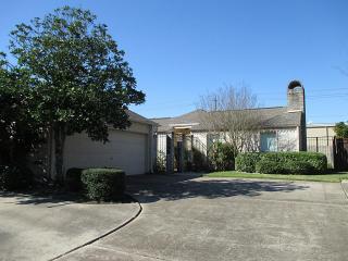 2533 Country Club Blvd, Sugar Land TX  77478-3619 exterior