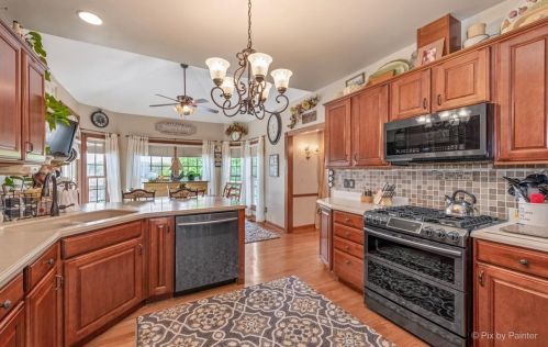 416 Prairieview Pkwy, Pingree Grove IL  60140-9626 exterior