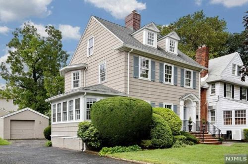 238 Washington Pl, Hasbrouck Heights, NJ 07604-1910