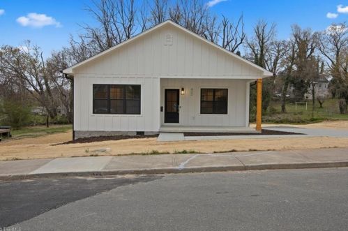 422 Granite St, Mount Airy, NC 27030-4538