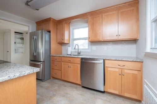 11 Dobson Cir, Middletown CT  06457-4603 exterior