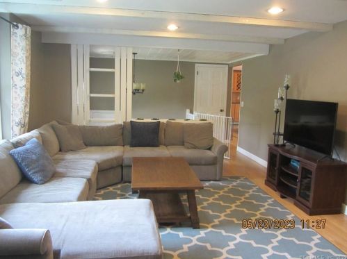 45 Mohegan Trl, Wapping, CT 06074-3820