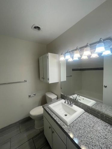 121 Doyle St, Granbury TX  76048-2420 exterior