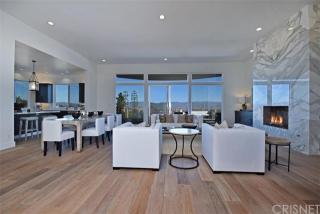 3240 Steven Dr, Van Nuys, CA 91436-4226