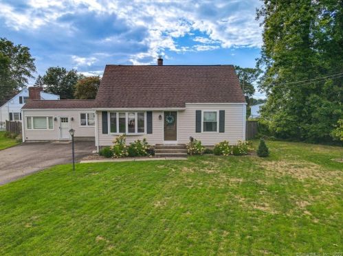 20 Gulf Pond Ln, Milford, CT 06460-7266