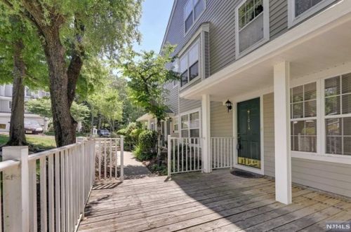 1014 Crown Ct, Mahwah, NJ 07430-3250