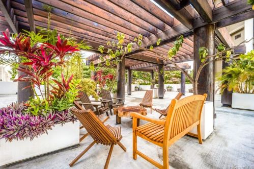 300 Wai Nani Way, Honolulu HI 96815-3961 exterior