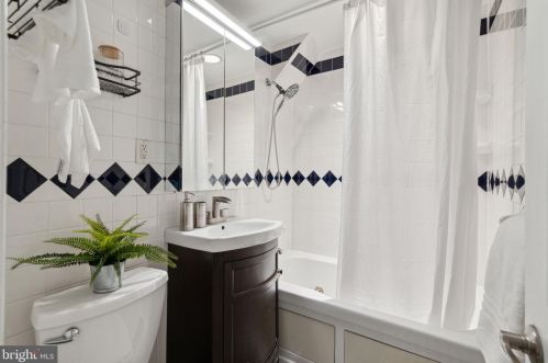 510 11 St, Philadelphia PA 19123-3723 exterior