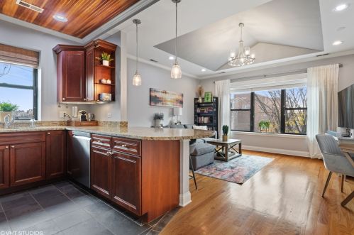 1518 Winona St, Chicago, IL 60640-2811