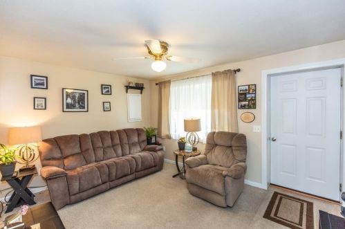 586 Old Main St, Coventry, RI 02816-8445