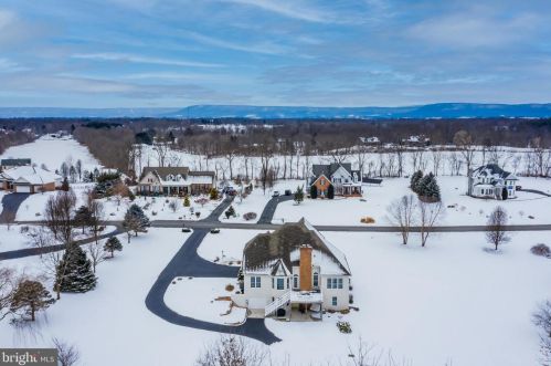 5 Linden Dr, Carlisle PA 17015-6906 exterior