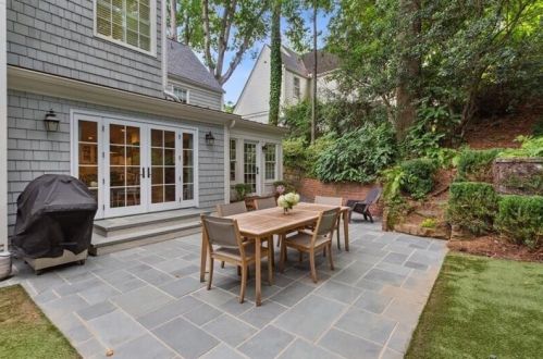 554 Mnr Rdg Dr, Atlanta GA  30305-3512 exterior