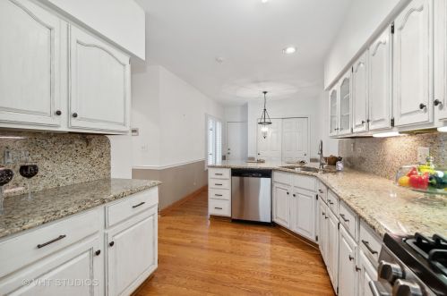 33 Stonehenge Ct, Willowbrook IL  60527-6414 exterior