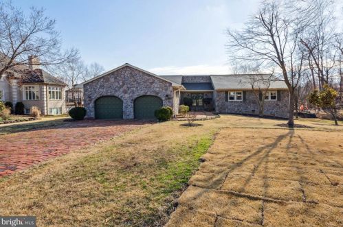 18497 Running Pine Ct, Triangle, VA 22172-1424