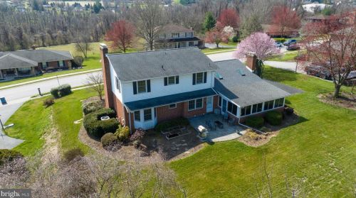 3710 Starview Dr, York, PA 17402-4369