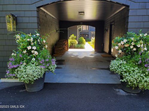 9 Hobart Dr, Greenwich CT  06831-4407 exterior