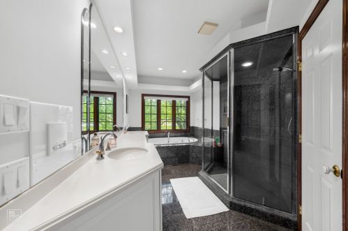 6972 Fieldstone Dr, Willowbrook IL  60527-6969 exterior