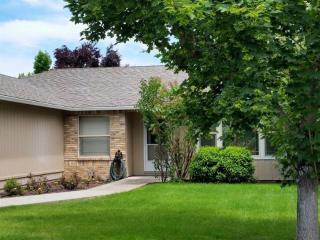 1327 Dixie Ln, Medford, OR 97501-3985