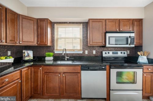 10202 Scarborough Commons Ct, Springfield, VA 22015-2814