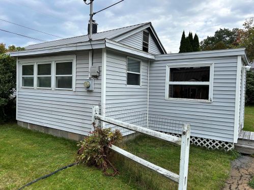 57 Overland St, Laconia, NH 03246-3702