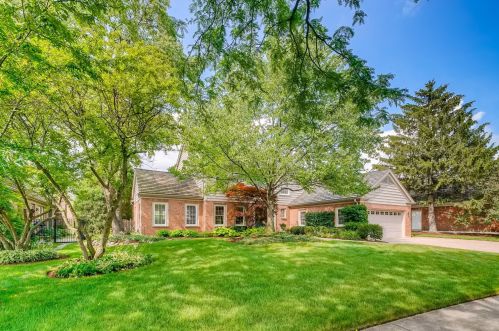 2357 Iroquois Dr, Glenview, IL 60026-1033