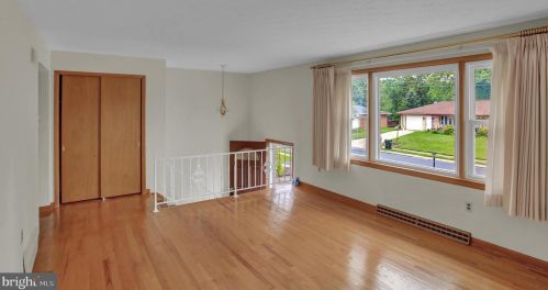 2127 Twinbrook Dr, York, PA 17408-3952