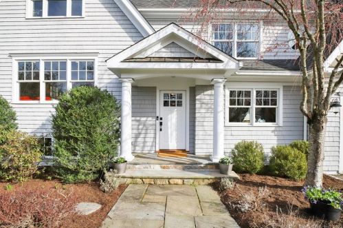 4 Rainbow Dr, Riverside, CT 06878-1013