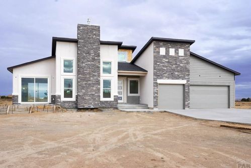 587 Paradise Dr, Pueblo, CO 81007-6552