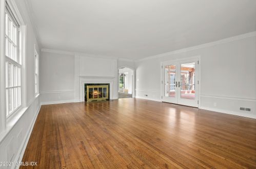 23 Oak St, Greenwich CT  06831-5222 exterior