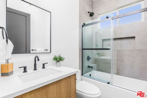 926 Valley St, Burbank CA  91505-2738 exterior