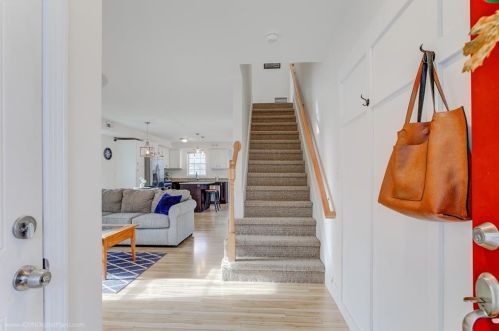 61 Eliot Ave, Providence, RI 02904-3956