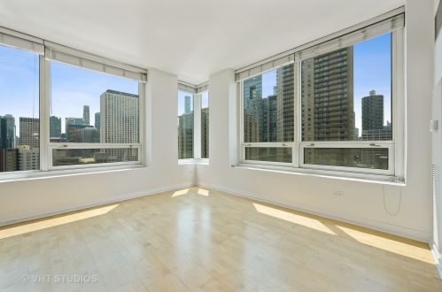 33 Ontario St, Chicago IL  60654-7760 exterior