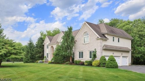 2 Evergreen Ct, Warren, NJ 07059-7046