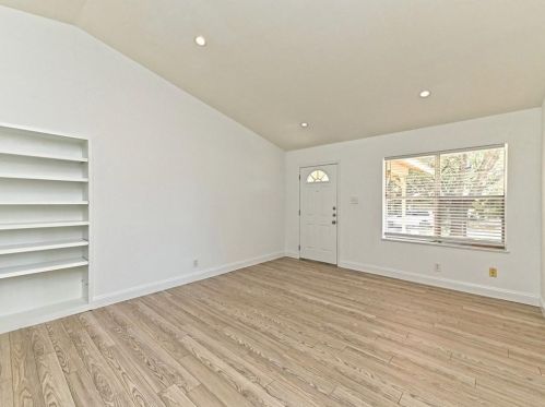7518 Eastcrest Dr, Austin TX  78752-1408 exterior