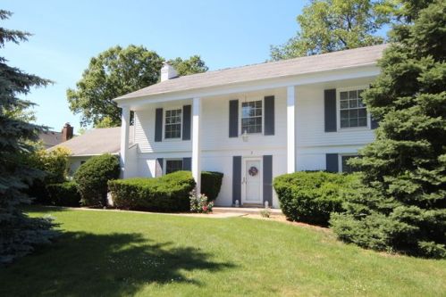 2 Robin Hood Ct, Half Day, IL 60069-3218